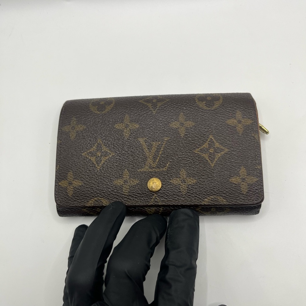Authentic Louis Vuitton Classic Monogram Wallet in Brown